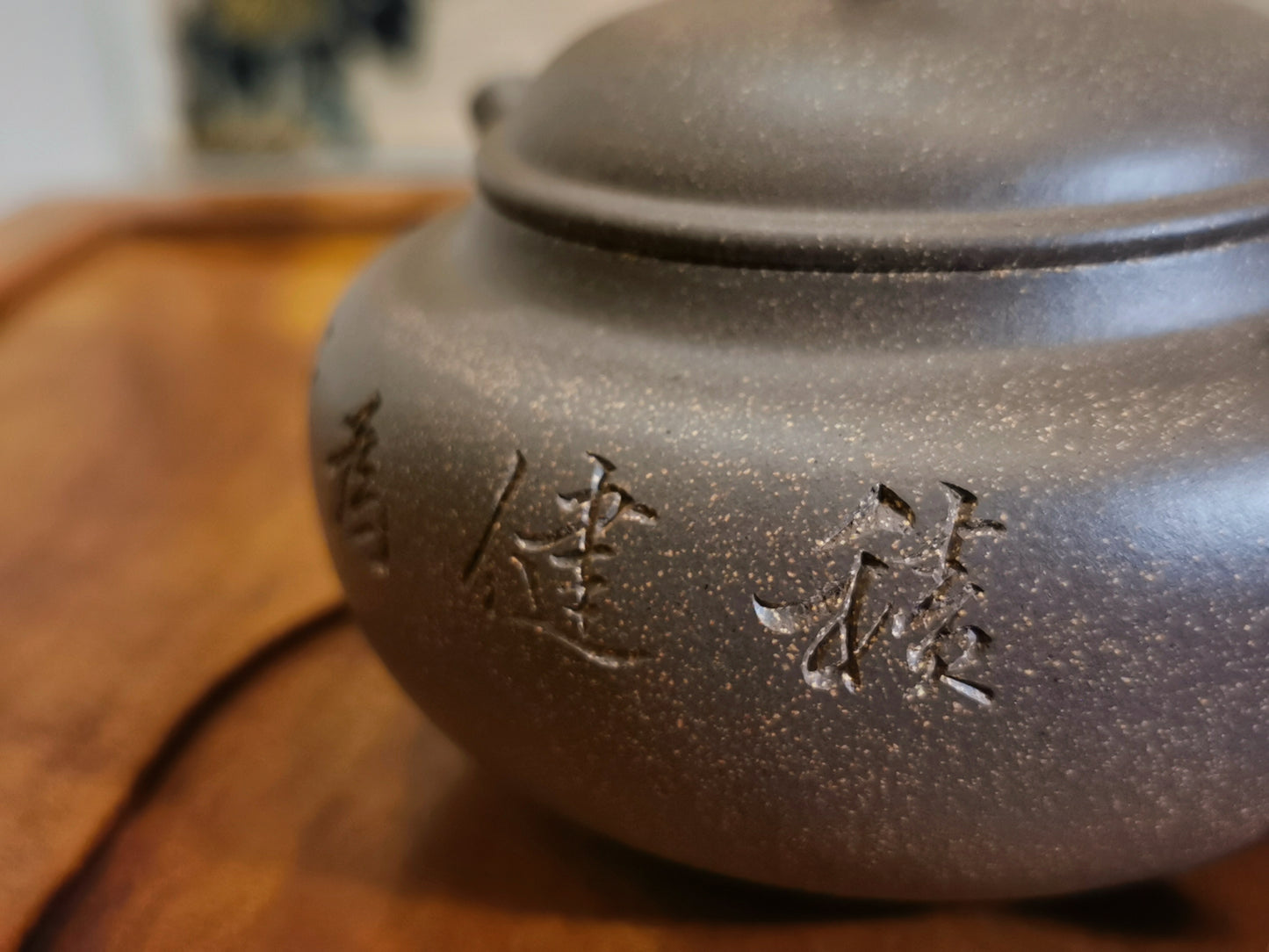 Qinghuini teapot engraved by LI Zhenghua 原礦青段泥 李正華刻繪